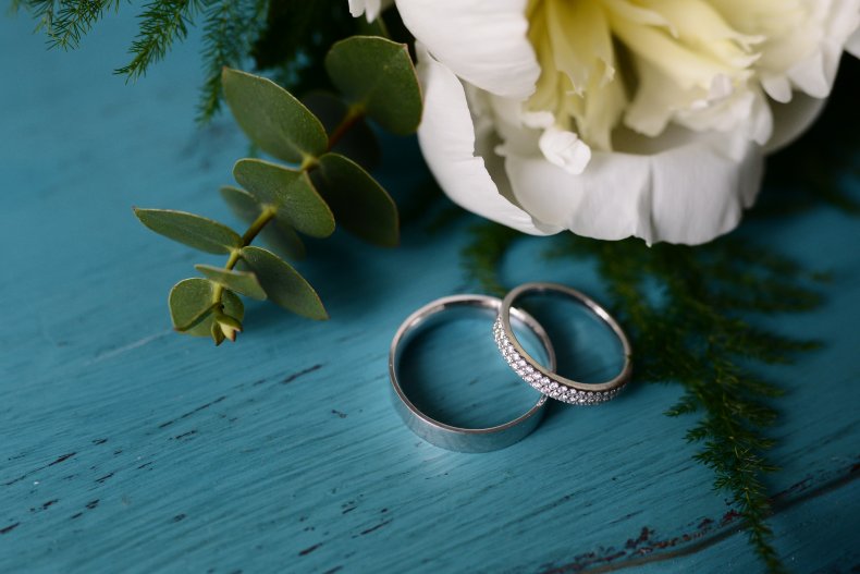 Wedding rings with flower