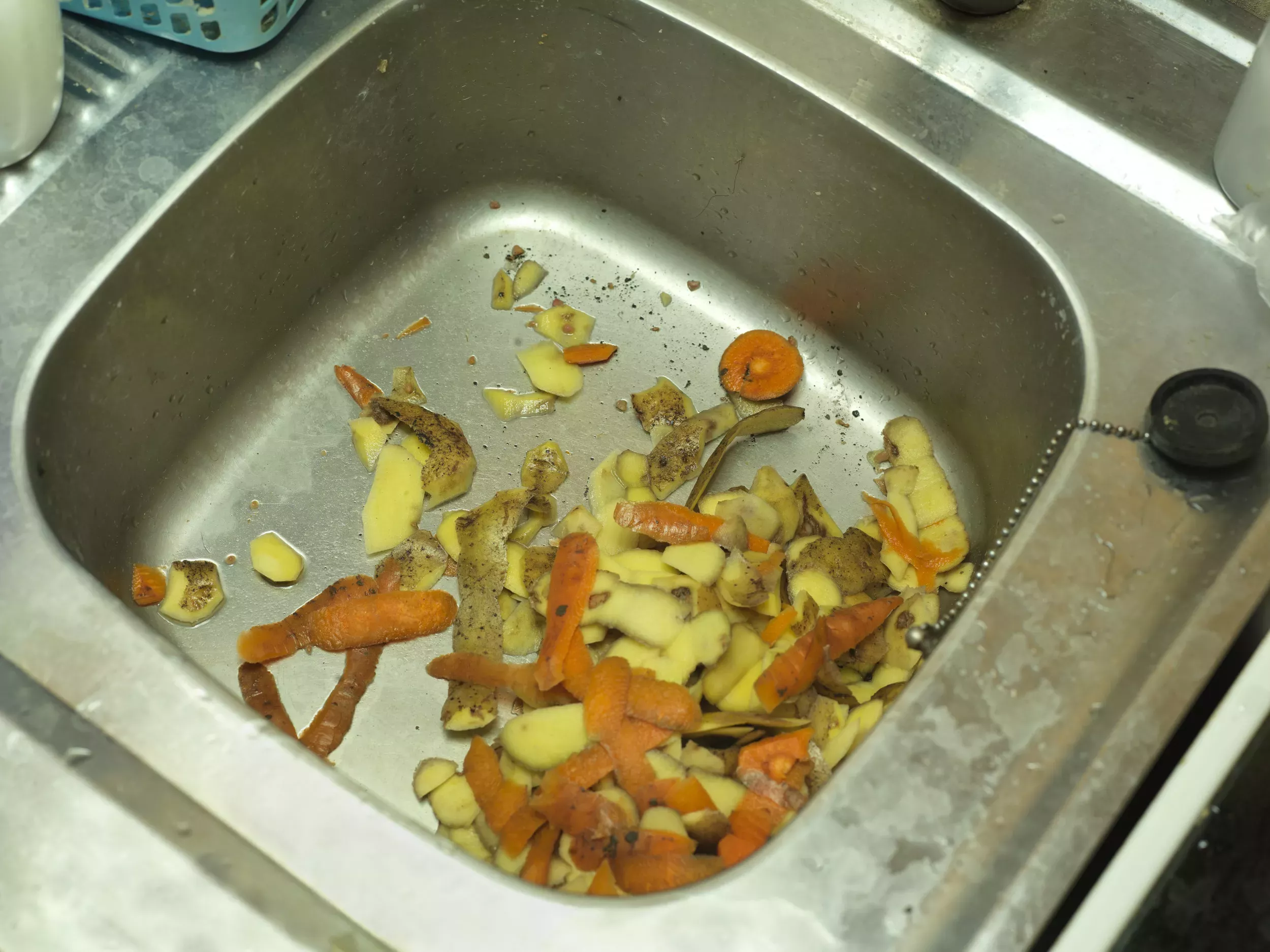 Wife Throwing Dinner Scraps in the Sink Instead of the Trash Sparks Debate - Vimarsana News