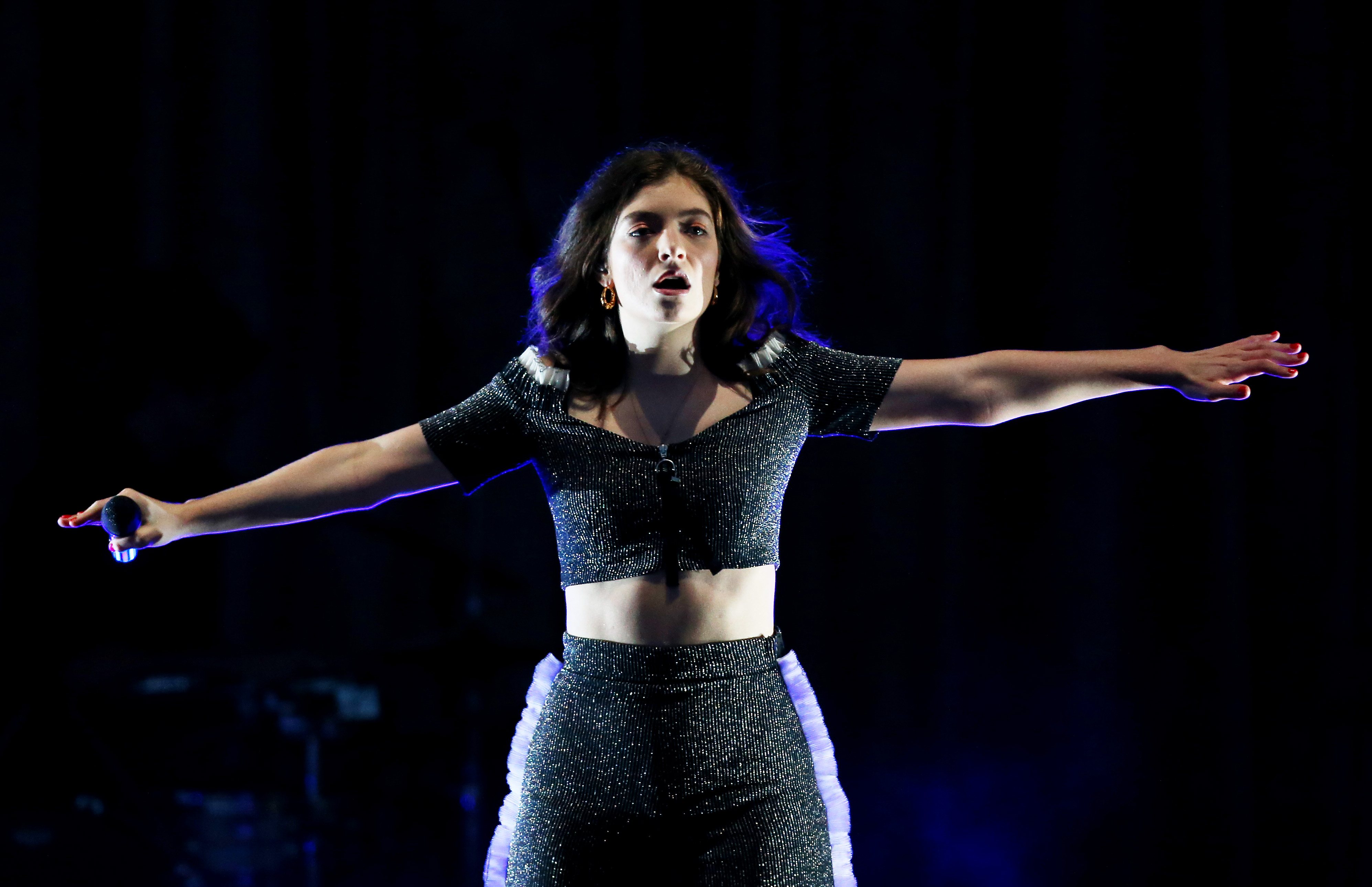 Lorde's Constant Shushing of Fans at Her Concerts Births a New Meme ...