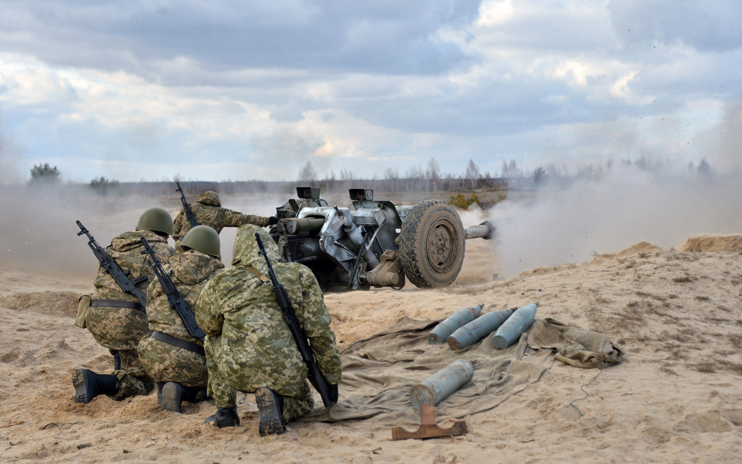 Several Dozen Ukrainian Troops Get Crash-Course on U.S. Howitzers