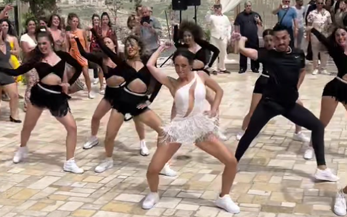 Brides Elaborately Choreographed Wedding Dance Divides Internet