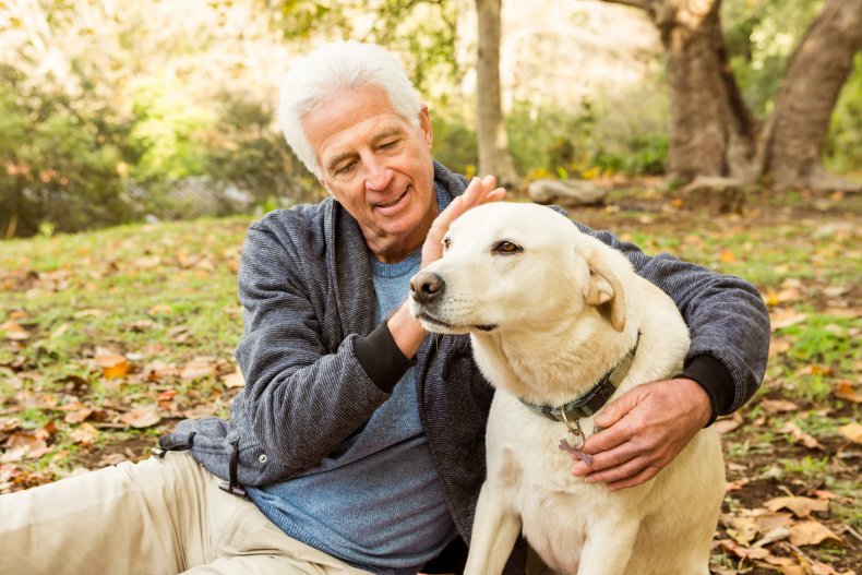 Lonely man's heartwarming letter to his neighbor after caring for his pets melts hearts old man with dog