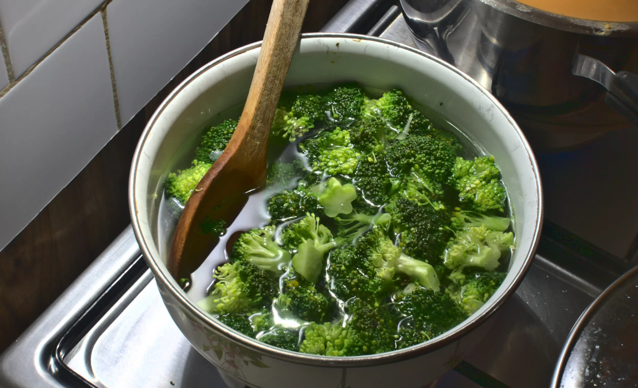 Viral Broccoli Cutting Hack Dubbed 'Genius' But Not Everyone Is Sold - Vimarsana News