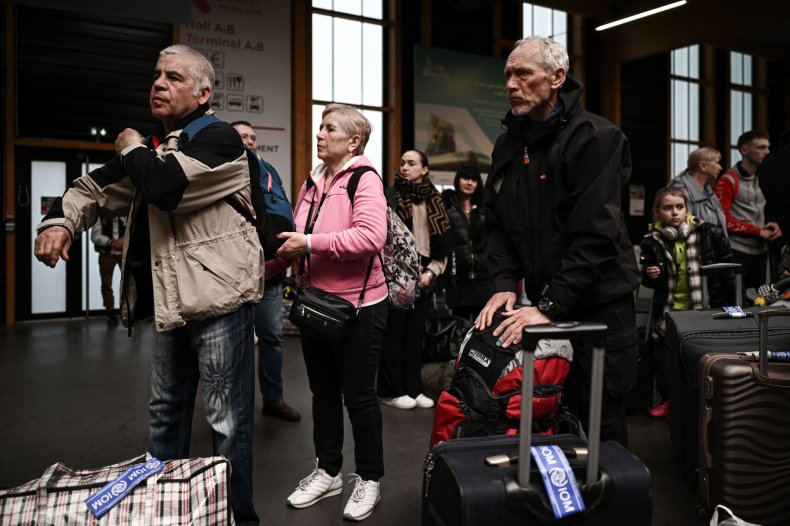 Ukrainian refugees get their luggage