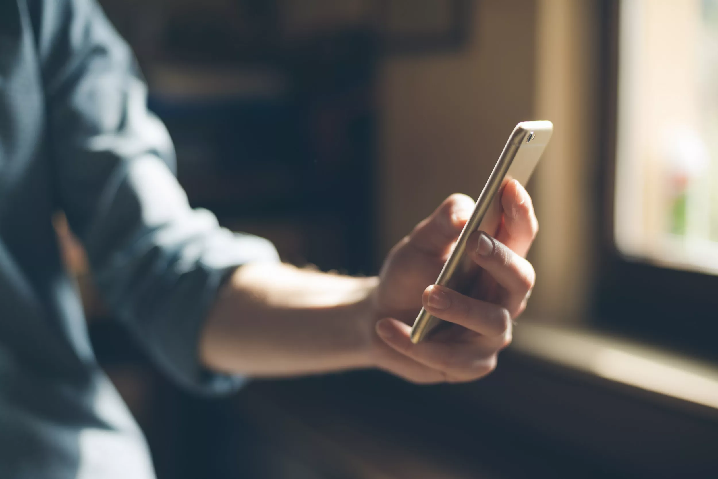 Sign Advertising Discounts for Images of Employees Using Phones Sparks Fury - Vimarsana News