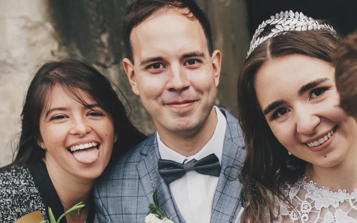 Woman Giving Wedding Gift Despite Couple Asking for Money Sparks Anger - Vimarsana News