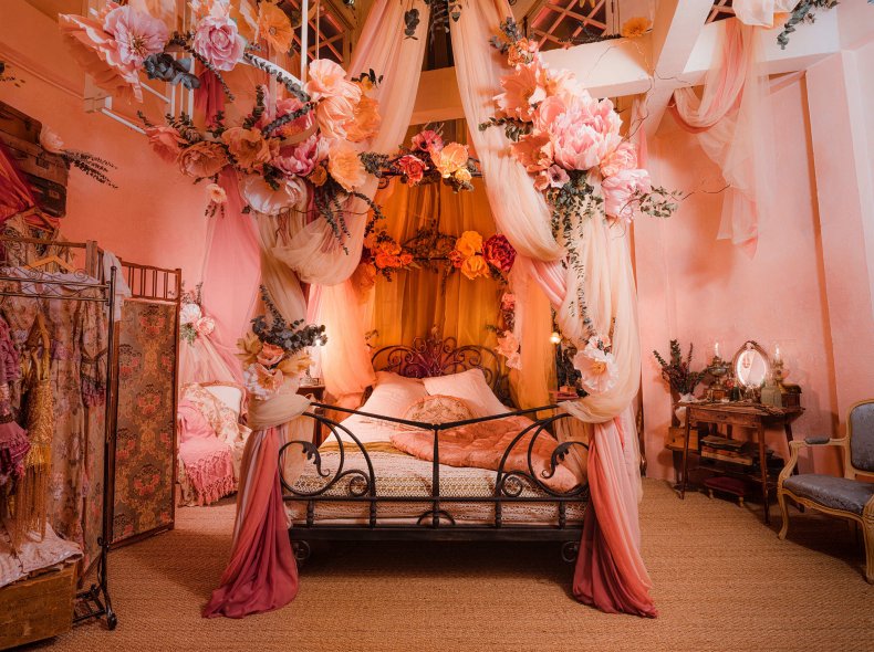 Moulin Rouge, Airbnb, Paris