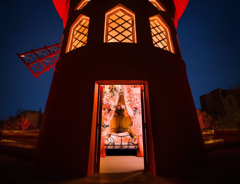 Moulin Rouge, Airbnb, Paris