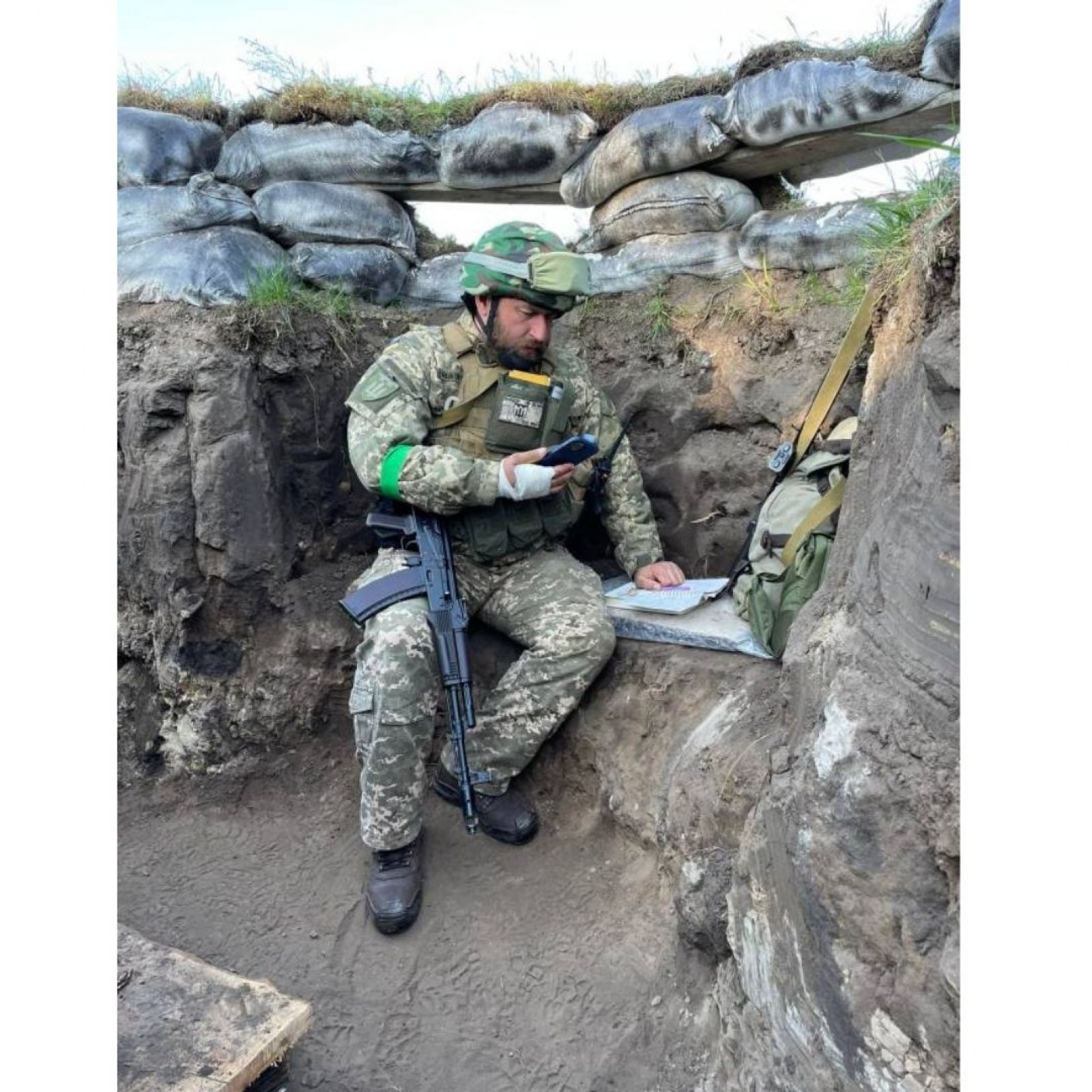 Ukrainian Professor Turned Soldier Still Lectures Students From Battlefield