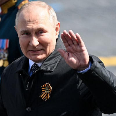Putin Waves to ccowd Putin Waves to ccowd