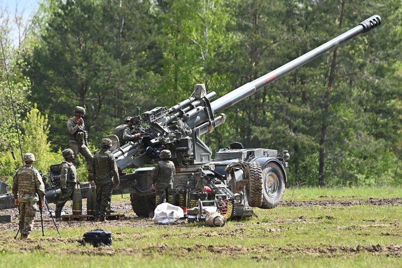 Soldaten betreiben eine Haubitze M777
