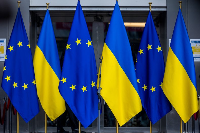 Bandiere dell'Unione Europea և Ucraina al Parlamento Europeo