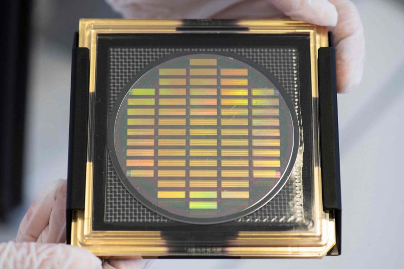Quantum computing chip