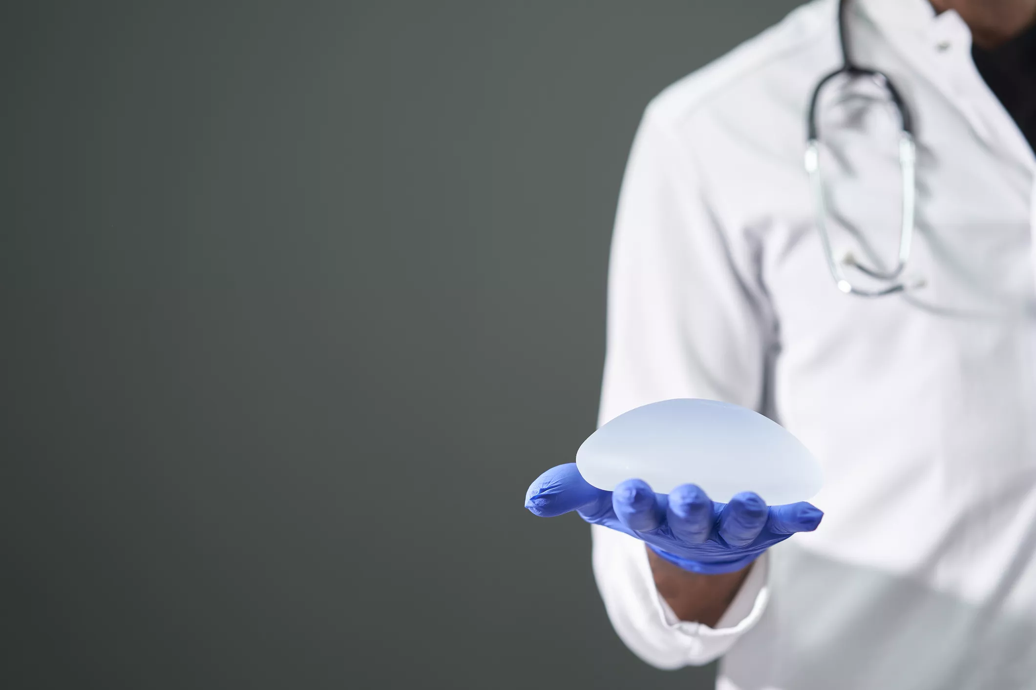 Viewers Disgusted By 'Moldy' 13-Year-Old Breast Implant in Viral Clip - Vimarsana News