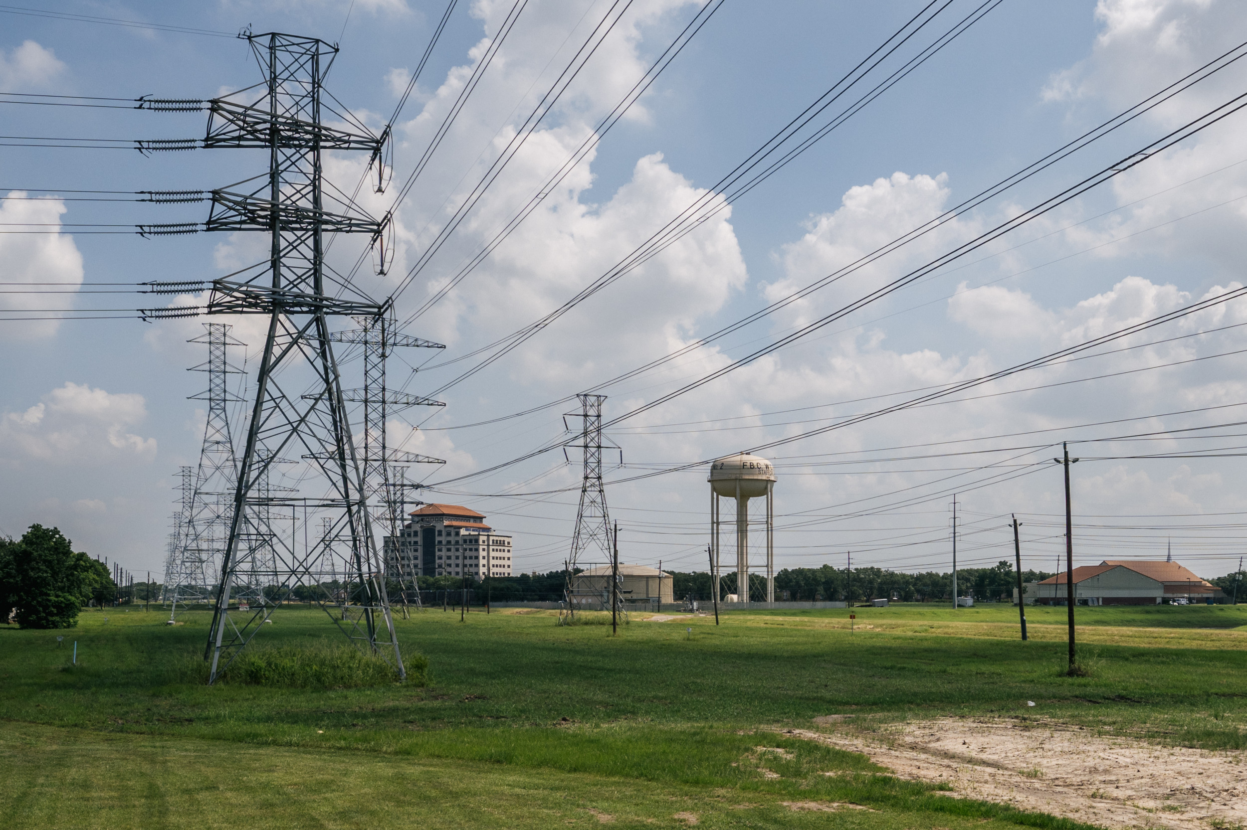 Texas Power Grid Faces 'Emergency' as Early Heat Waves Scorches State