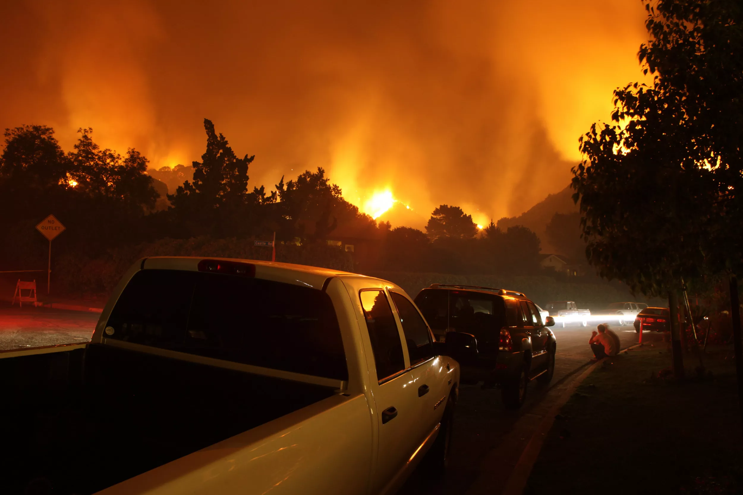 Watch: Orange County Fire Carried by Dry Winds Begins to Engulf Homes - Vimarsana News