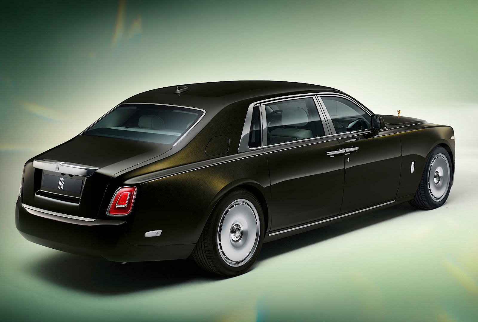 Rolls-Royce Refreshes Phantom With Sparkly Headlights, Disc Wheels