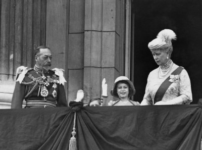 Queen Elizabeth's early balcony appearance with grandparents
