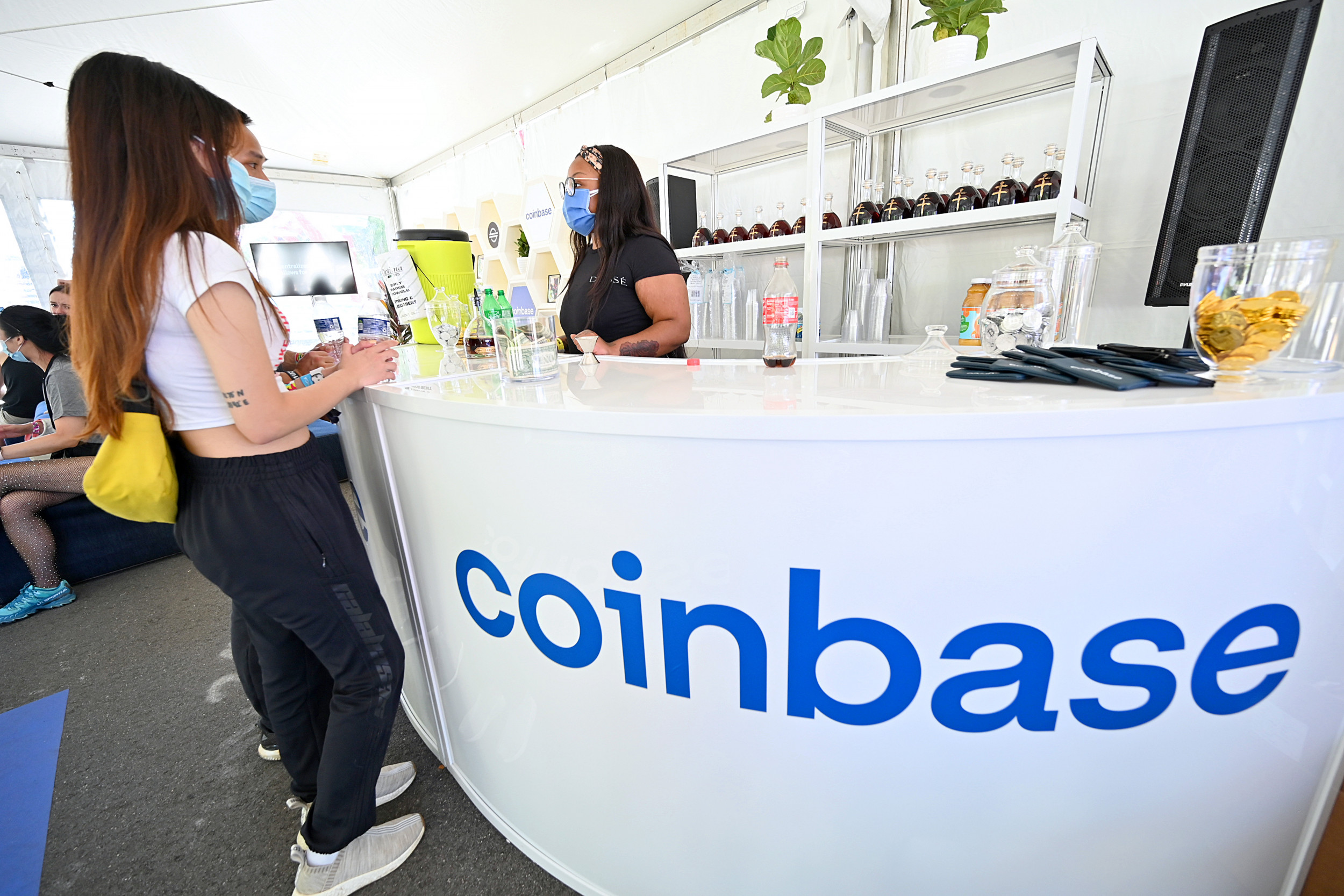 coinbase experiencing major outage as crypto prices plummet