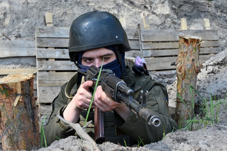 Ein ukrainischer Soldat nimmt Stellung