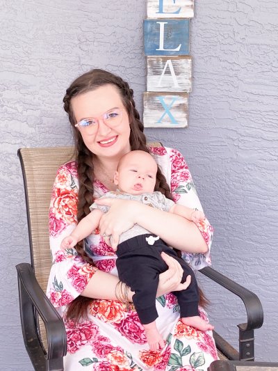 Julie Heglund Gives Baby Jeremiah Formula Julie Heglund Gives Baby Jeremiah Formula