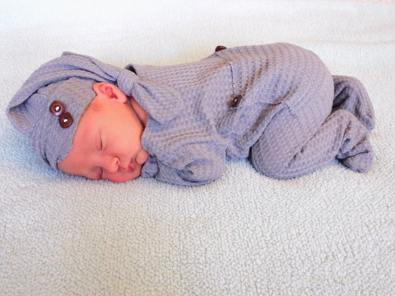 Julie Heglund Gives Baby Jeremiah Formula