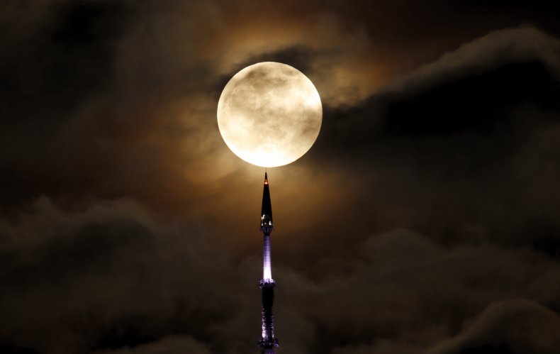 The full moon seen from Jersey City