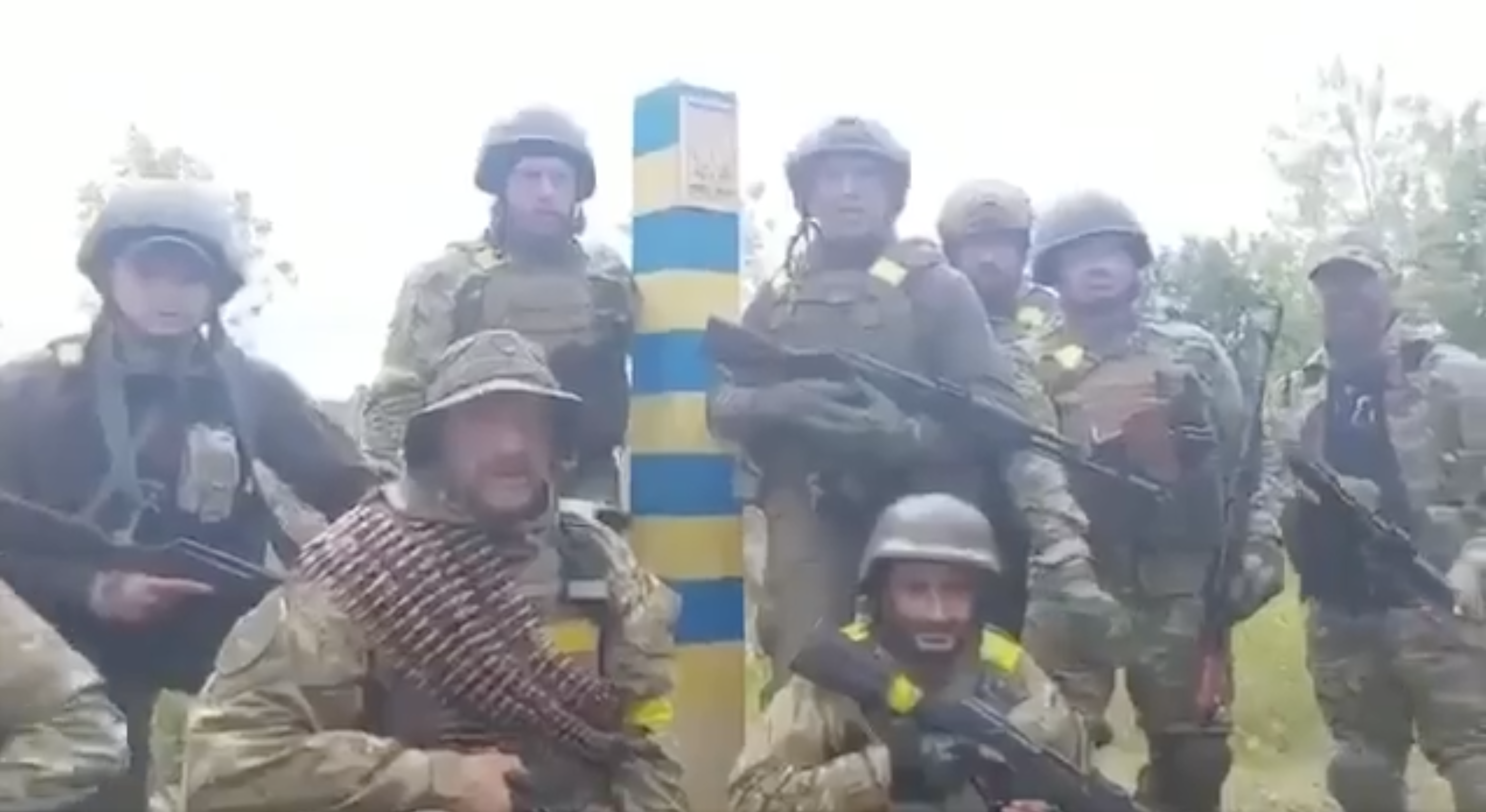 Выход украины на границу. Войска Украины. Украинские ВСУ бегают с пограничным столбом. Украинские солдаты на границе.