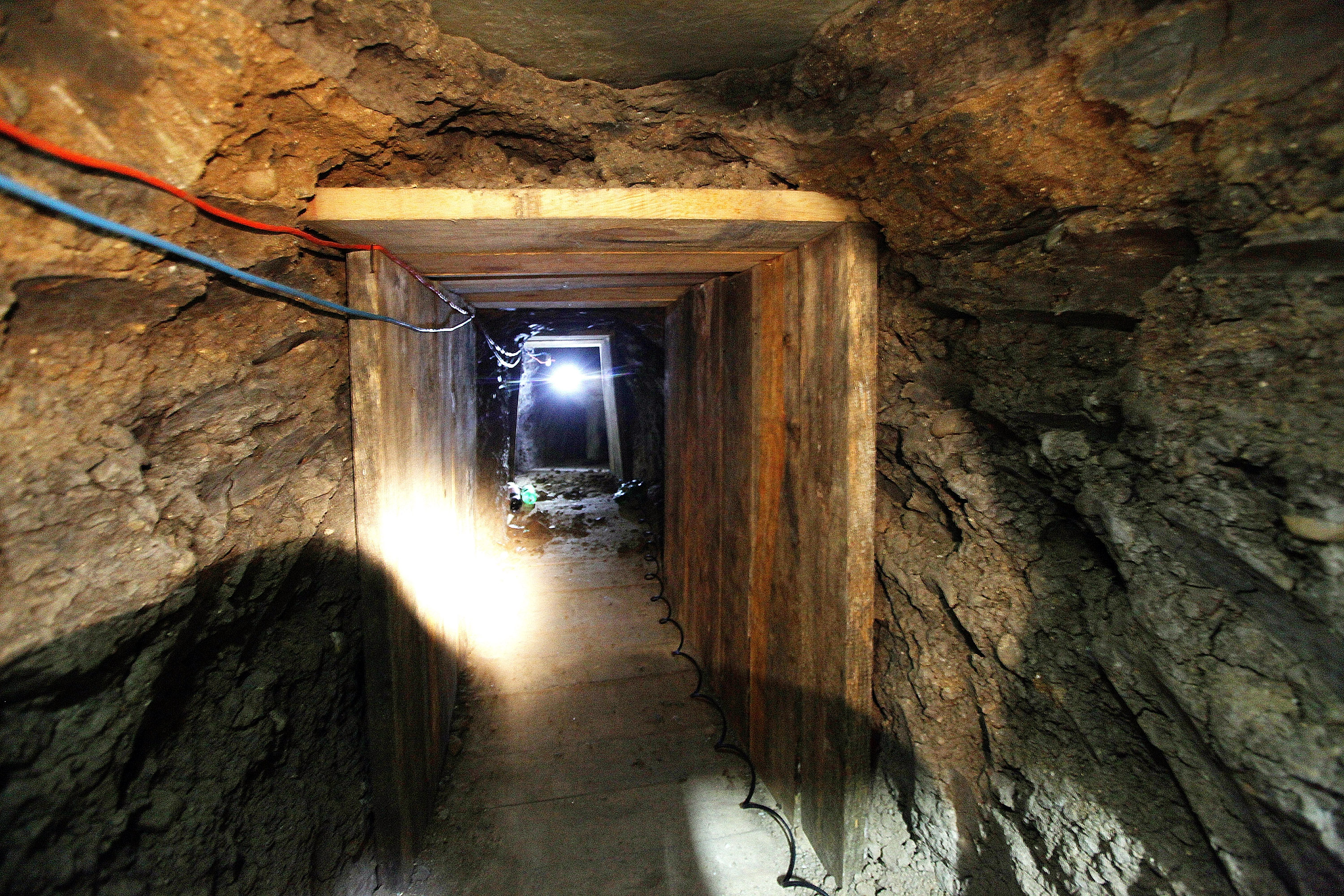 Кто мечтал провести подземный ход. Подземный тоннель. Туннели под землей. Тоннель контрабандистов. Подземный тоннель для контрабанды.
