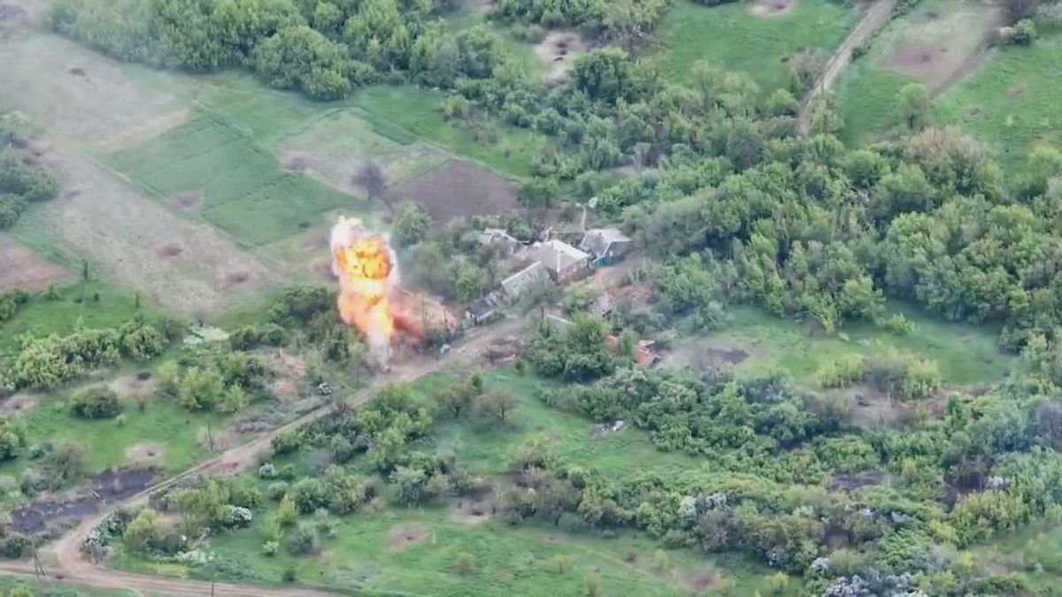 Paratroopers strike Russian tank in Ukraine