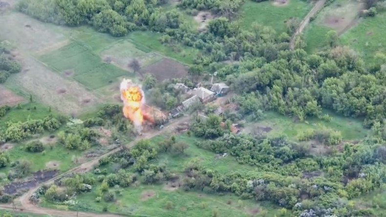 Paratroopers strike Russian tank in Ukraine