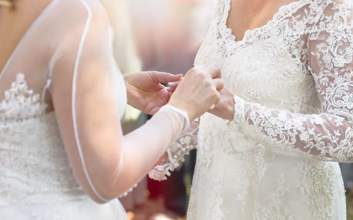 Woman's Story About Girl Wearing White to Friend's Wedding Stuns Internet - Vimarsana News