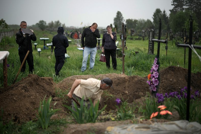 Ukraine civilians watch war crimes investigators Kyiv