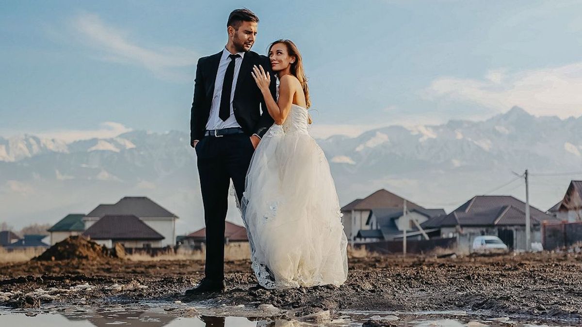 It Mud Be Love Bride Forgives Groom for Dropping Her in Slime