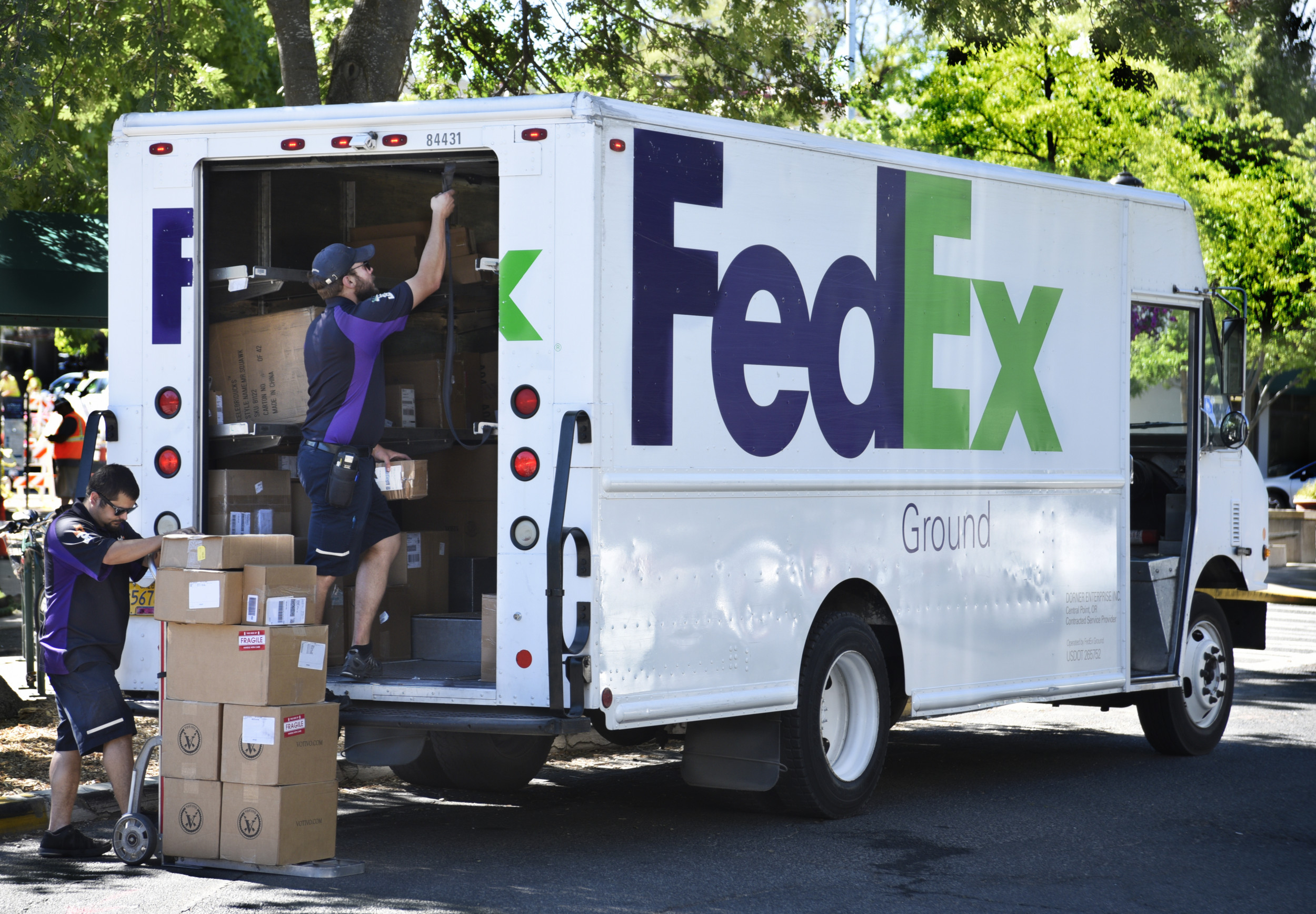 Does Fedex 2nd Day Air Deliver On Saturday