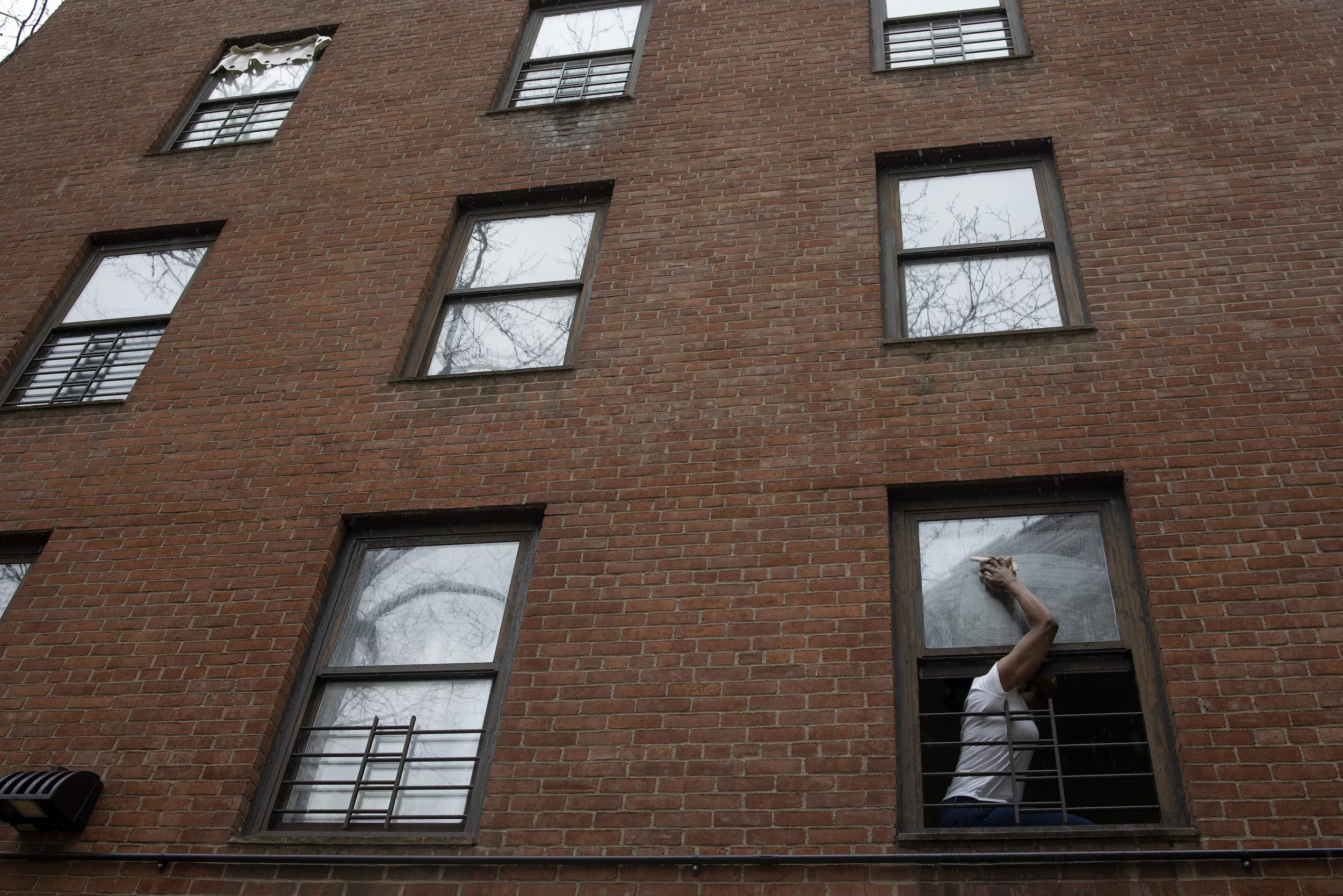 'You Treat a Dog Better': Workers Spot Skeleton of Woman Through Window - Vimarsana News