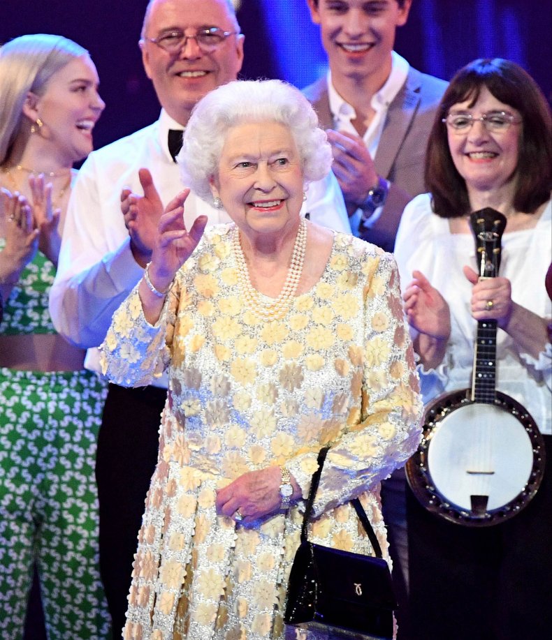 La regina Elisabetta II riconosce il pubblico dopo 