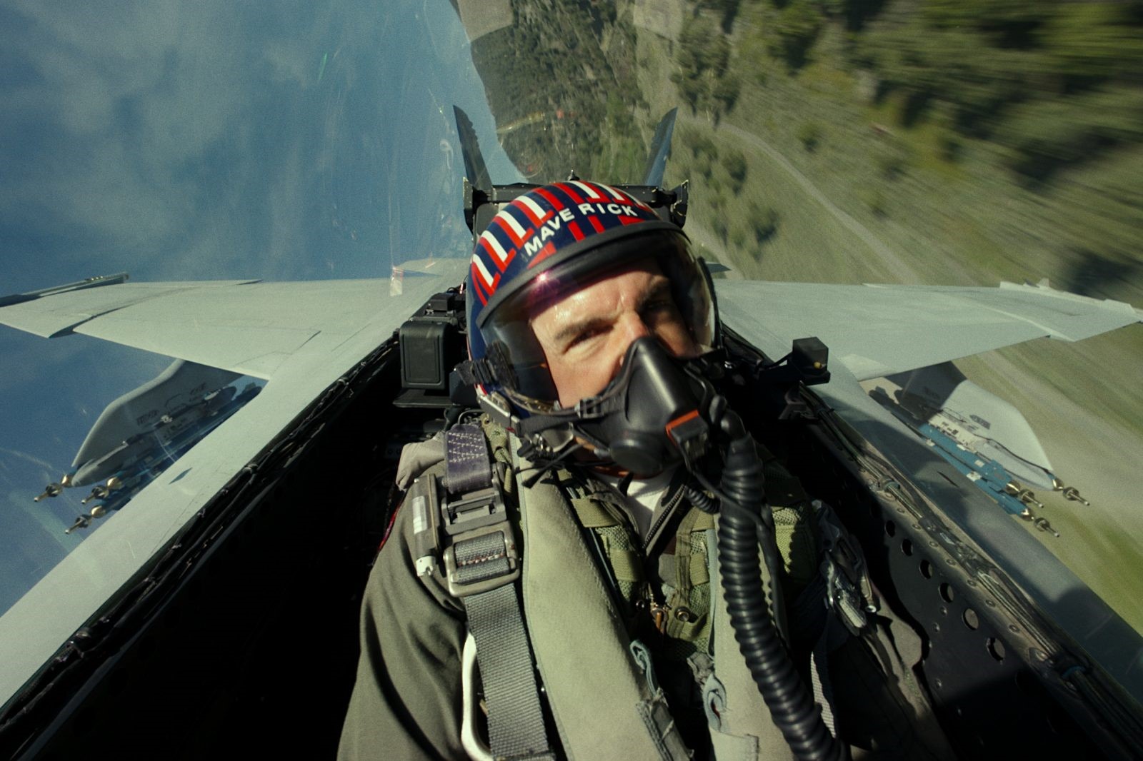 Does Tom Cruise fly planes in real life?