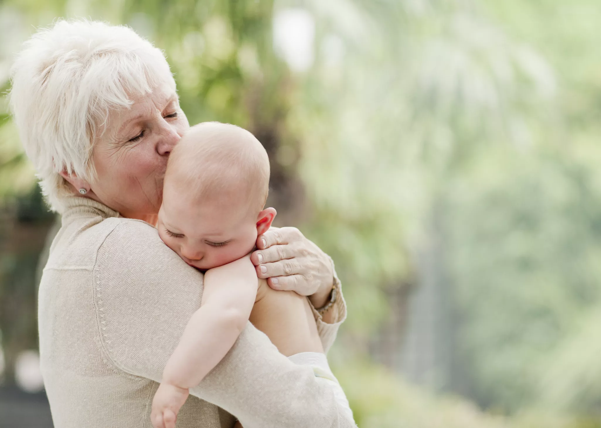 Step-Mom Scolded After Kissing Baby on Forehead Sparks Debate: 'Ridiculous' - Vimarsana News