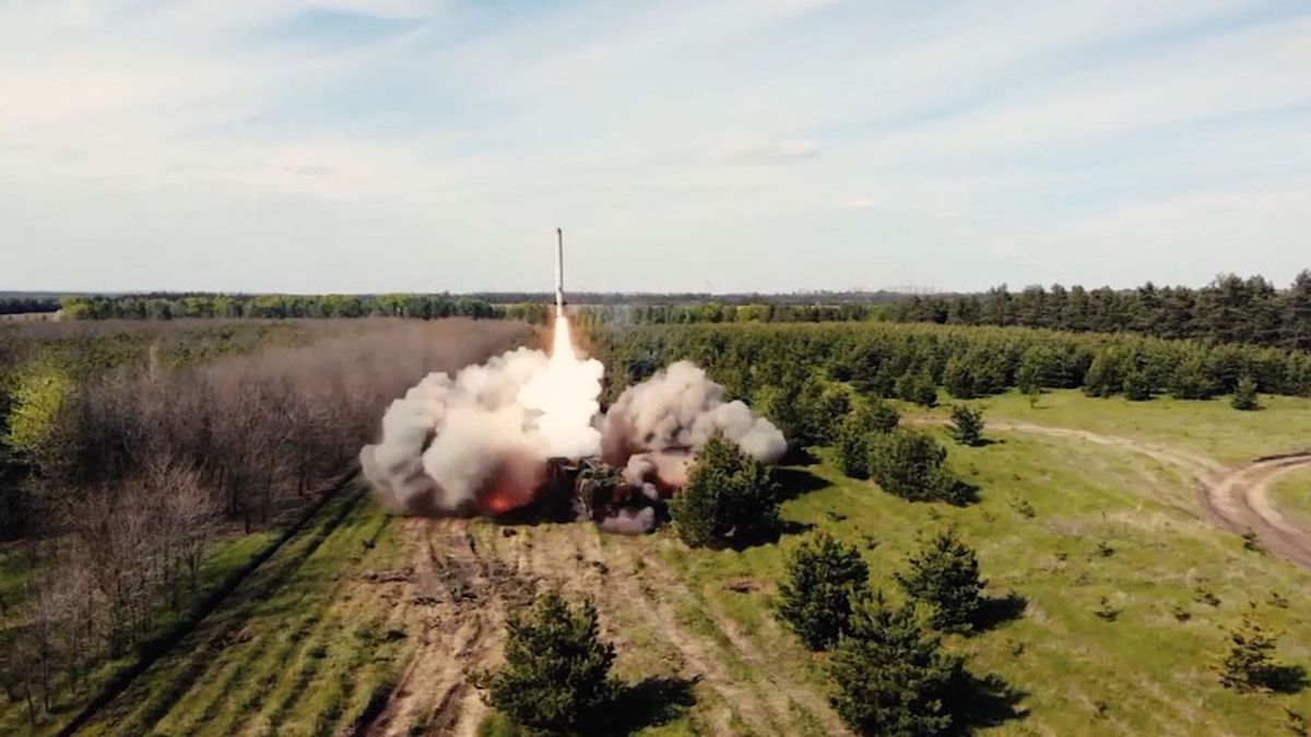 Russland Schießt Ballistische Rakete Hoch In Den Himmel über Der ...