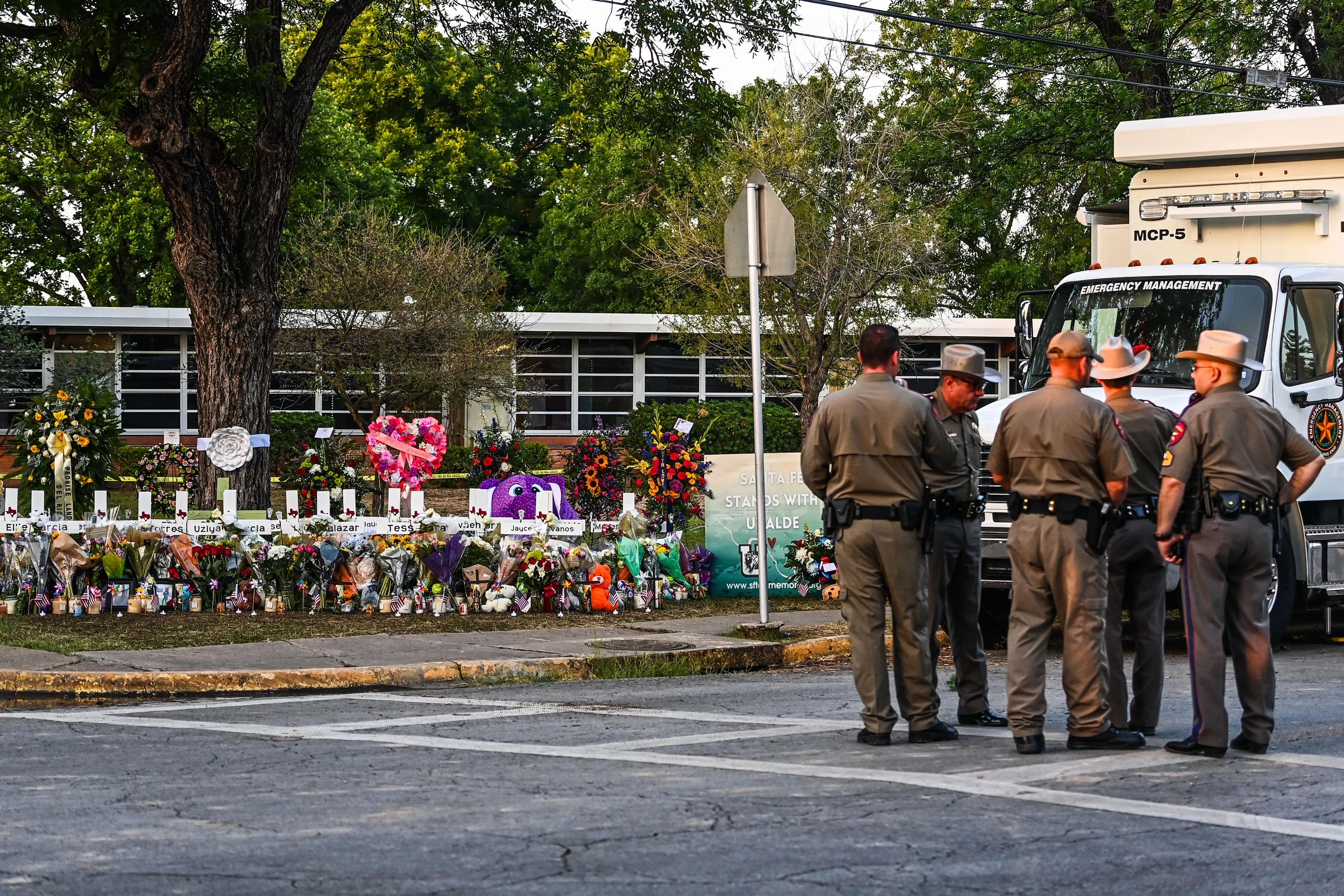 Off-Duty Officer Went Into School During Uvalde Shooting to Find Daughter - Vimarsana News