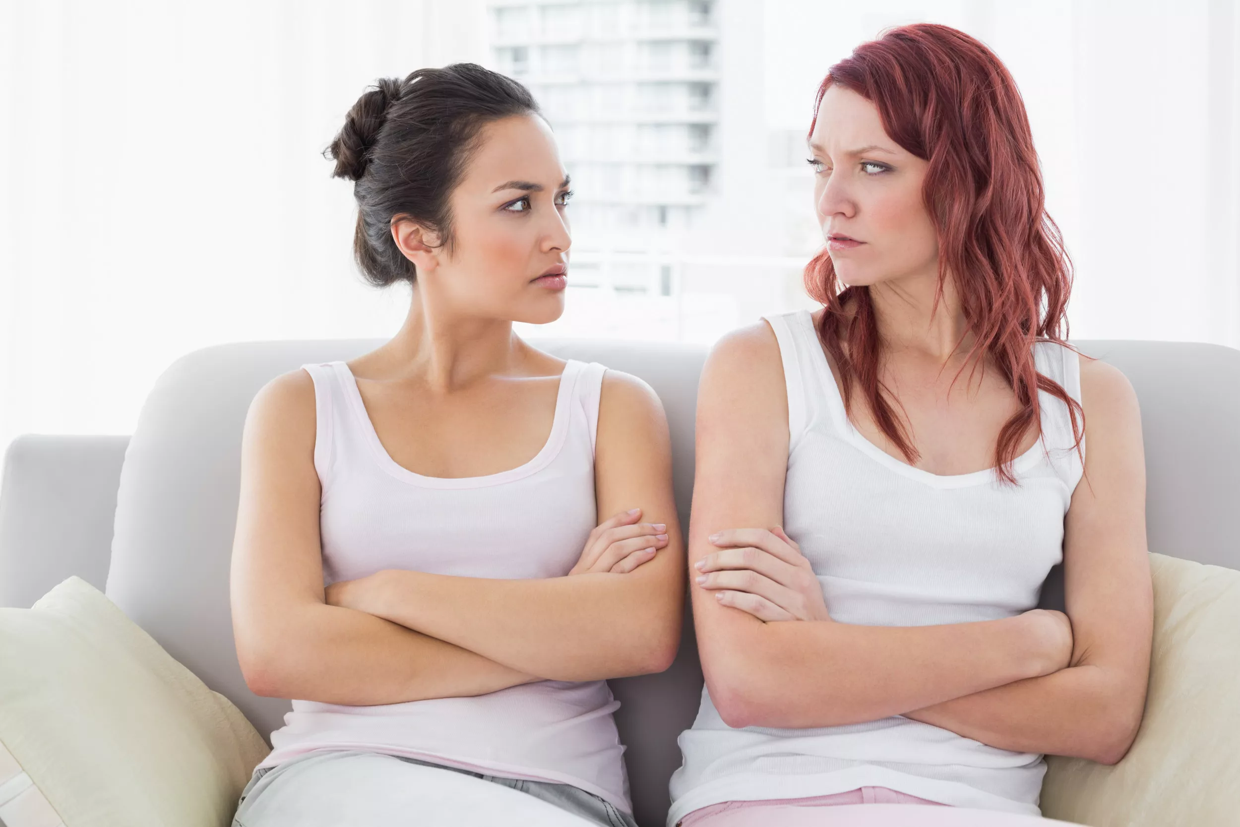 Woman Who Doesn't Want Friend's Fiancée to Join Vacation Divides Internet - Vimarsana News