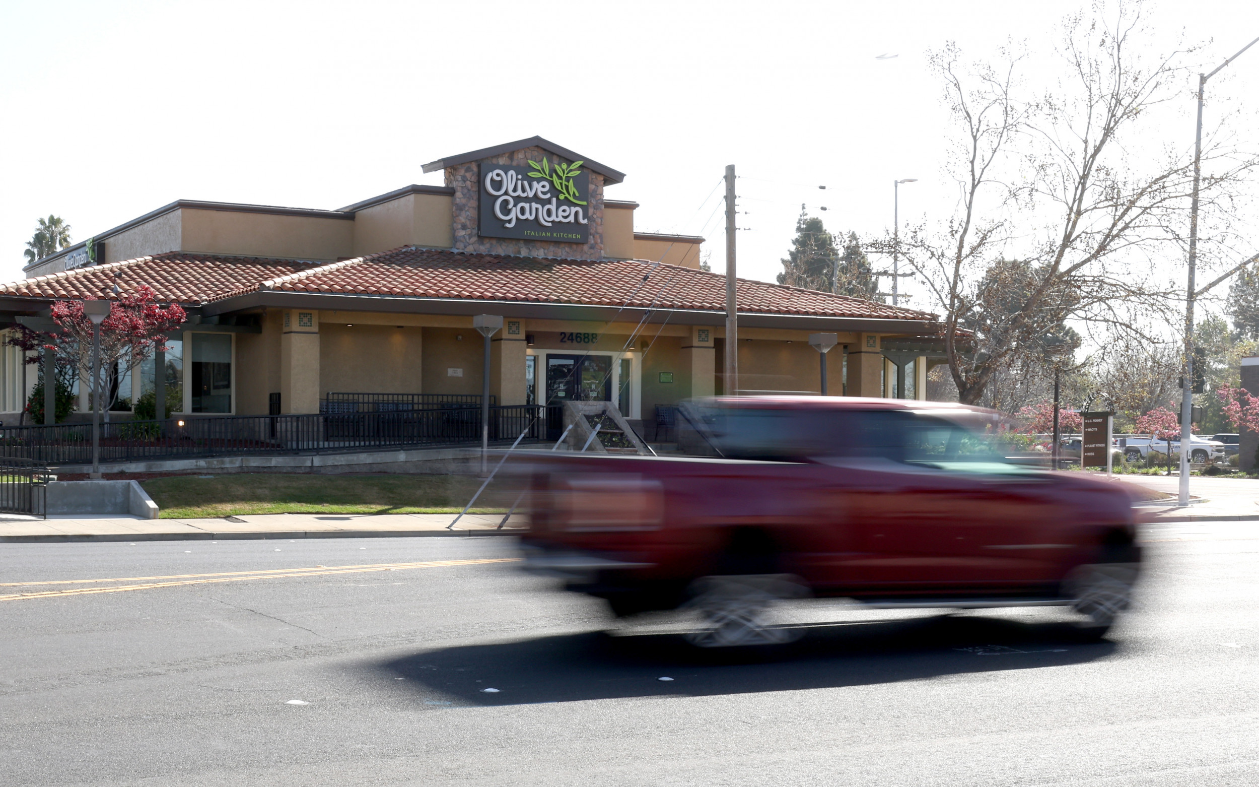 Olive Garden Diners Scurry To Kitchen