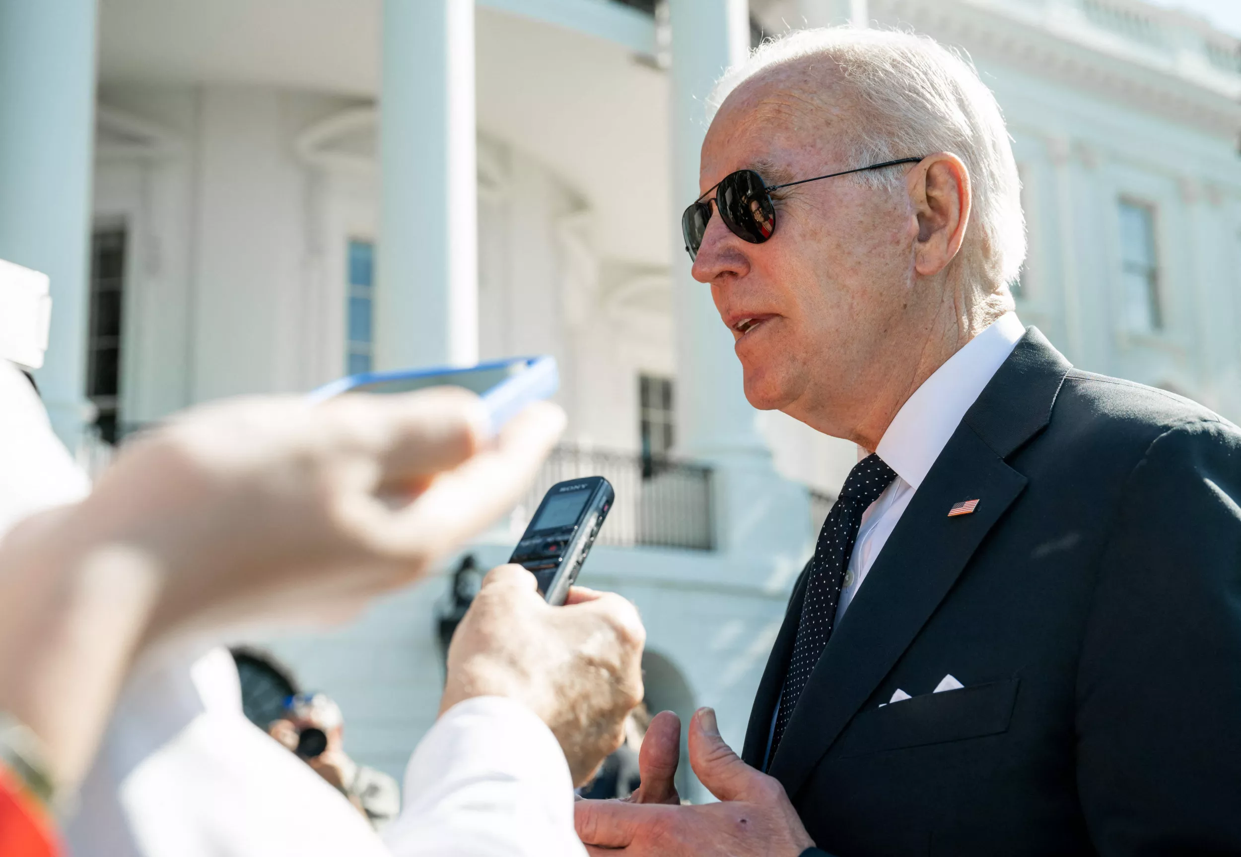 Biden Not Sending Rockets to Ukraine Is 'Betrayal' to Democracy: Graham - Vimarsana News