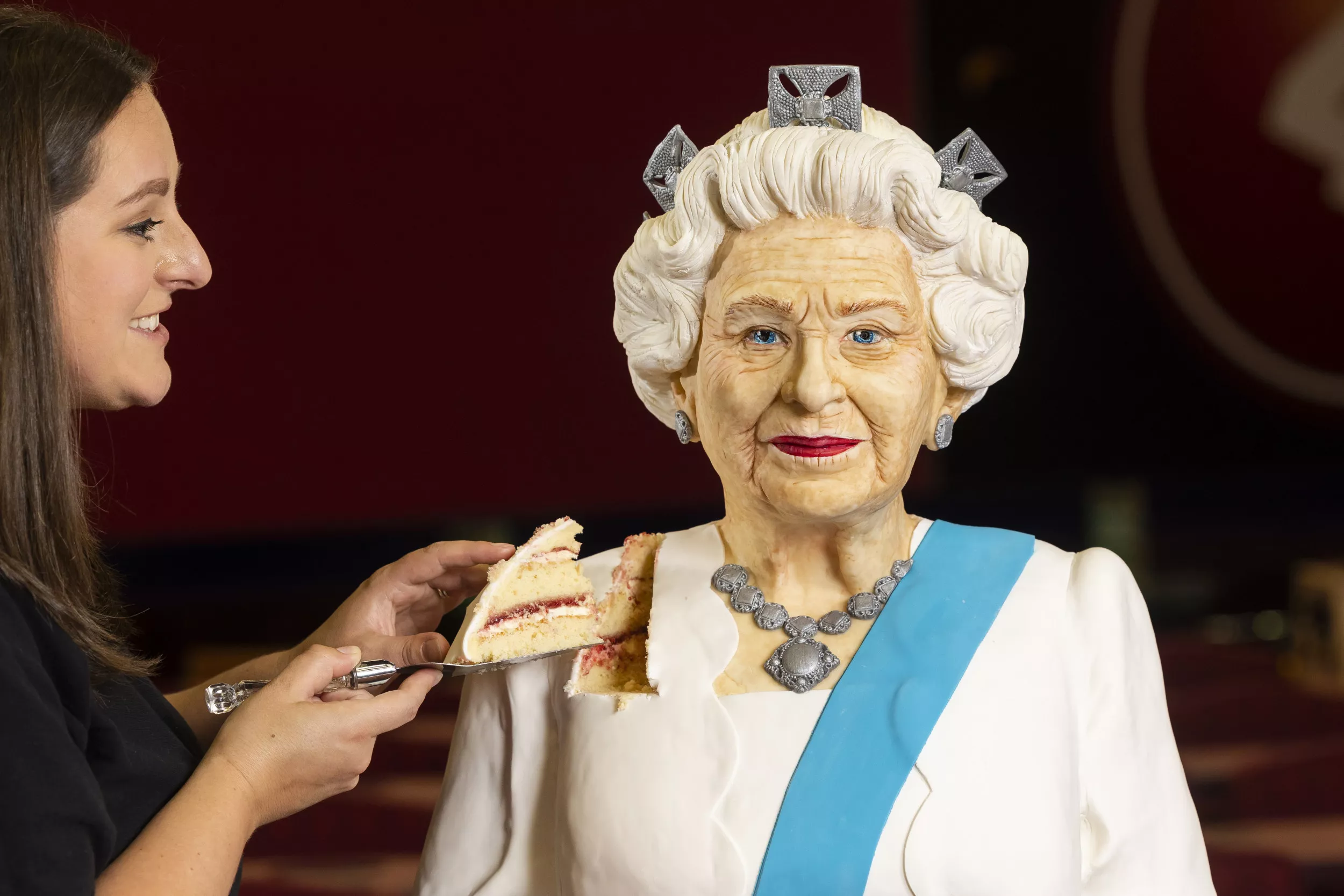 TikTok Baker Creates 'Amazing' Lifesize Cake of the Queen to Mark Jubilee - Vimarsana News