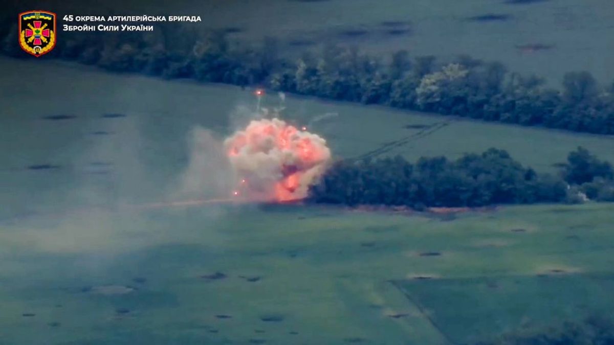 Ukrainian Troops Bomb Russian Armored Vehicles Trying to Flee