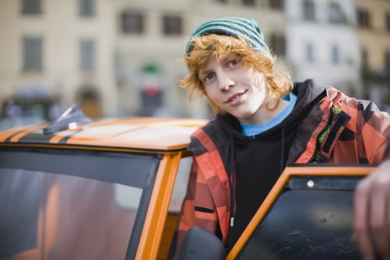 En teenager sætter sig ind i en bil