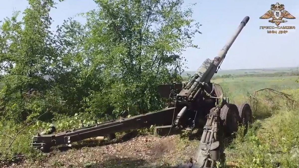 Pro-Russian Troops Use Hyacinth Field Gun to Blast Ukrainian City Defenses