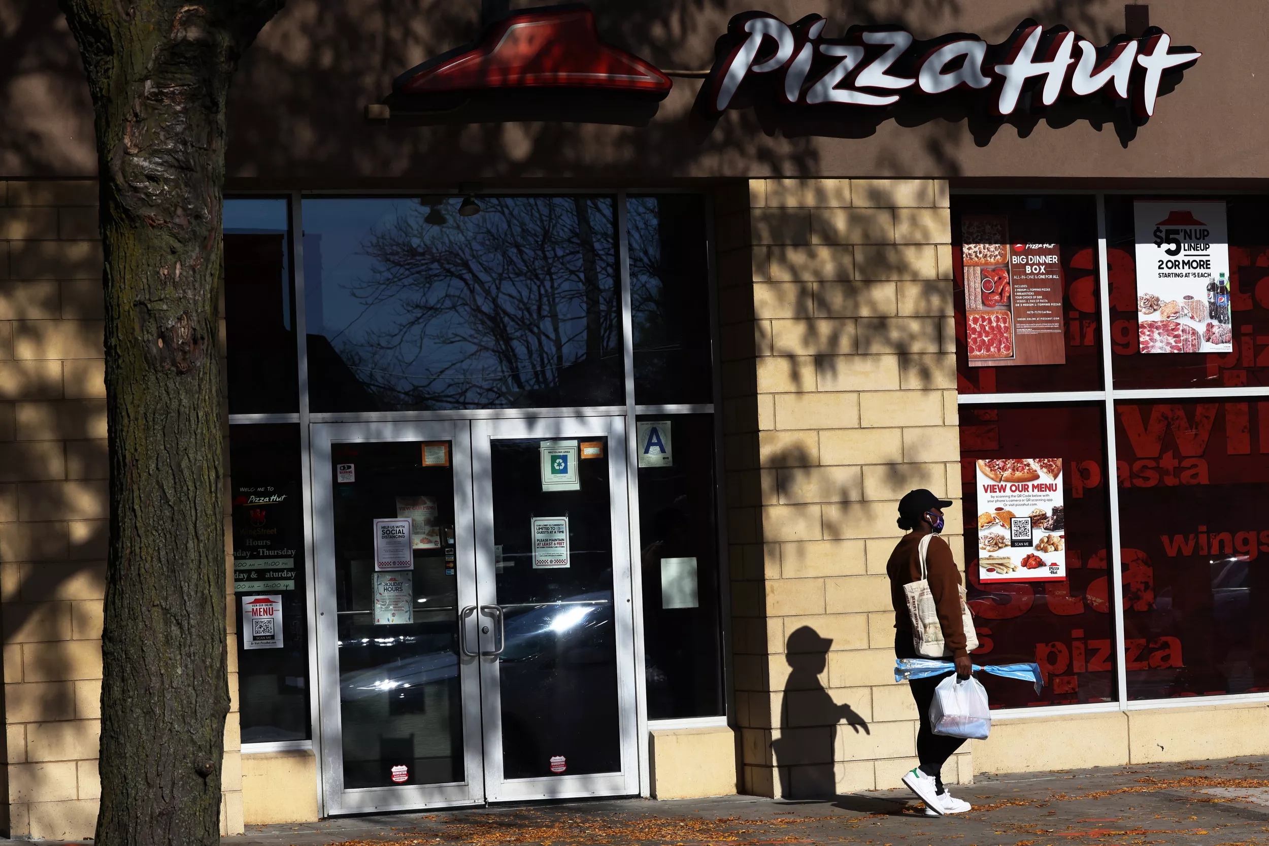 Pizza Hut Slammed for Suggesting Drag Performer Book in Kids' Reading Club - Vimarsana News