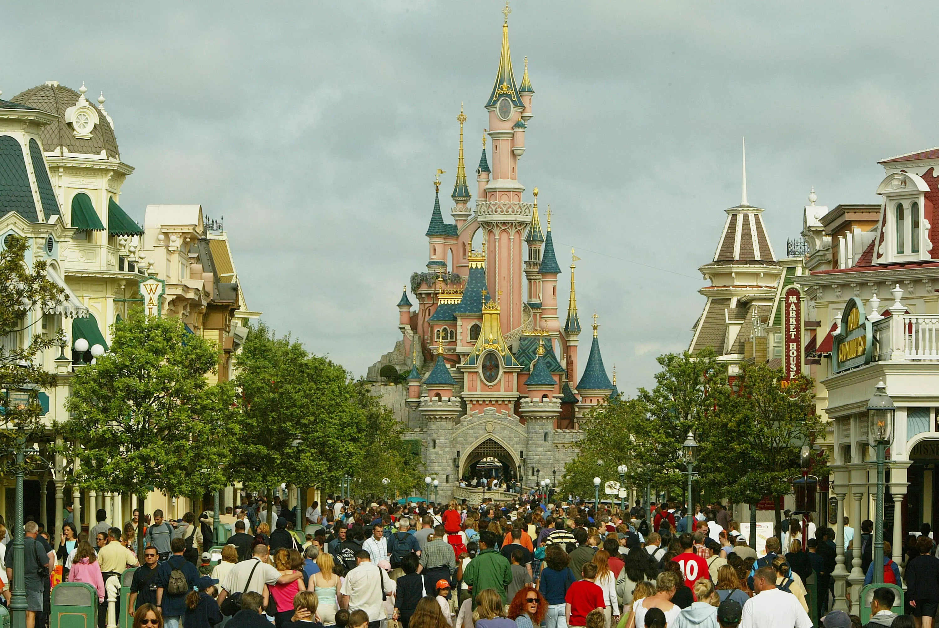 Internet Slams 'Smug' Disney Employee Who Interrupted Marriage Proposal - Vimarsana News